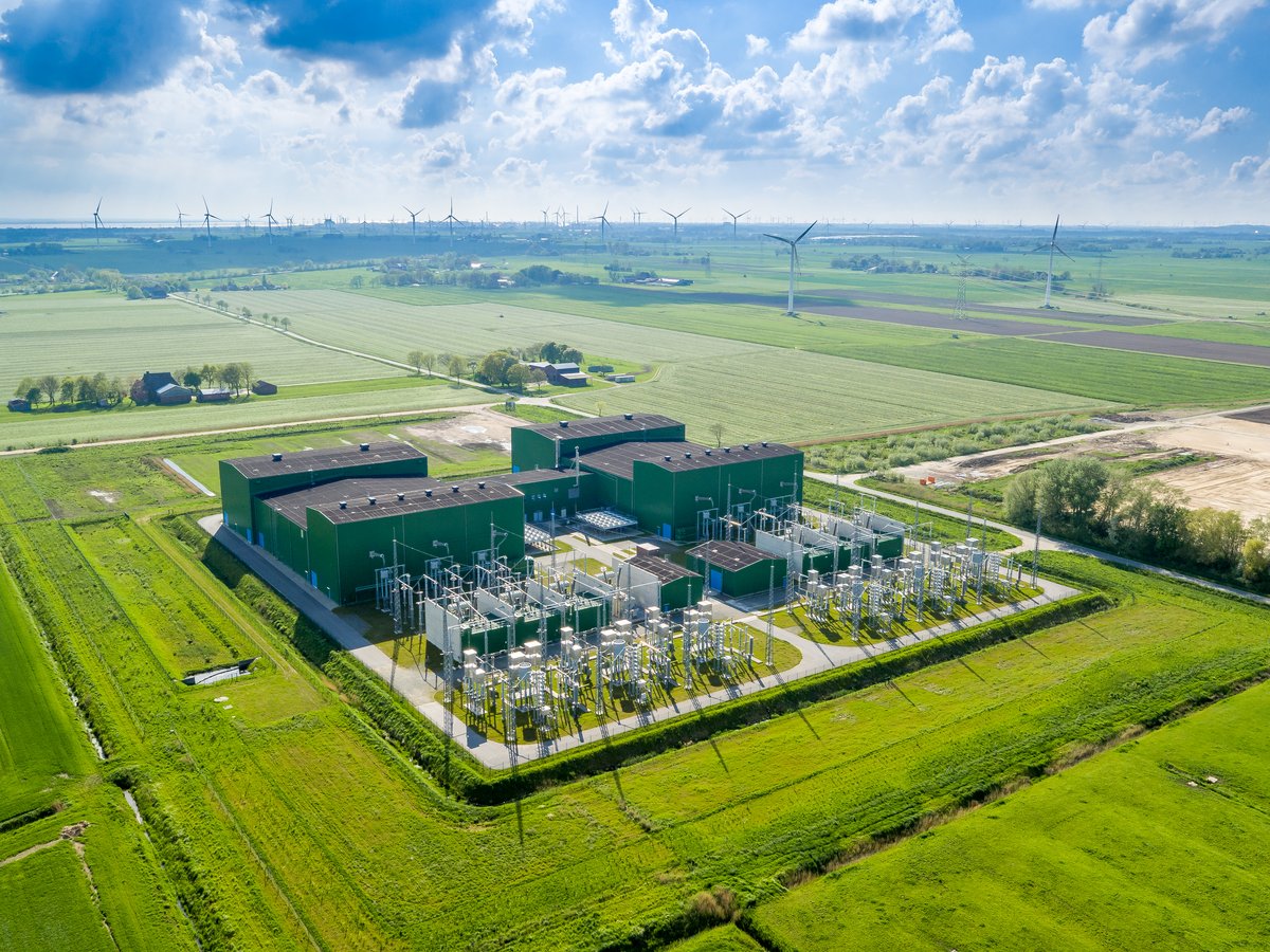 Luftbild der NordLink-Konverterstation in Wilster. Im Hintergrund viele Windräder