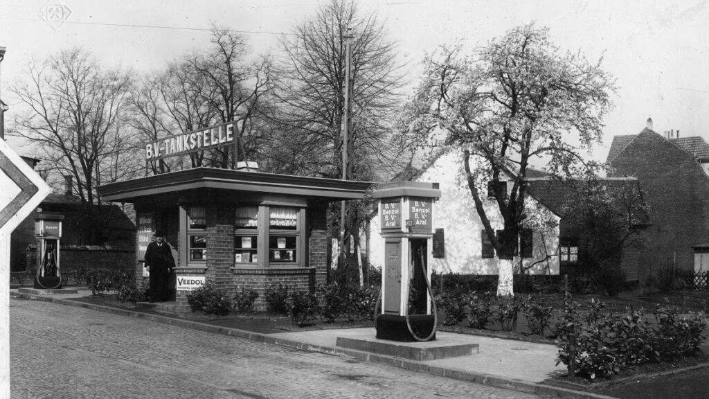 Schwarz-weiß Foto einer Tankstelle des Aral-Vorläuferunternehmens  „Westdeutsche Benzol-Verkaufs-Vereinigung“ aus den 1920er Jahren.